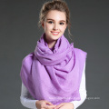 Женщины зимой, чтобы сохранить теплый простой пурпурный шлейф из полиэфирного шарфа